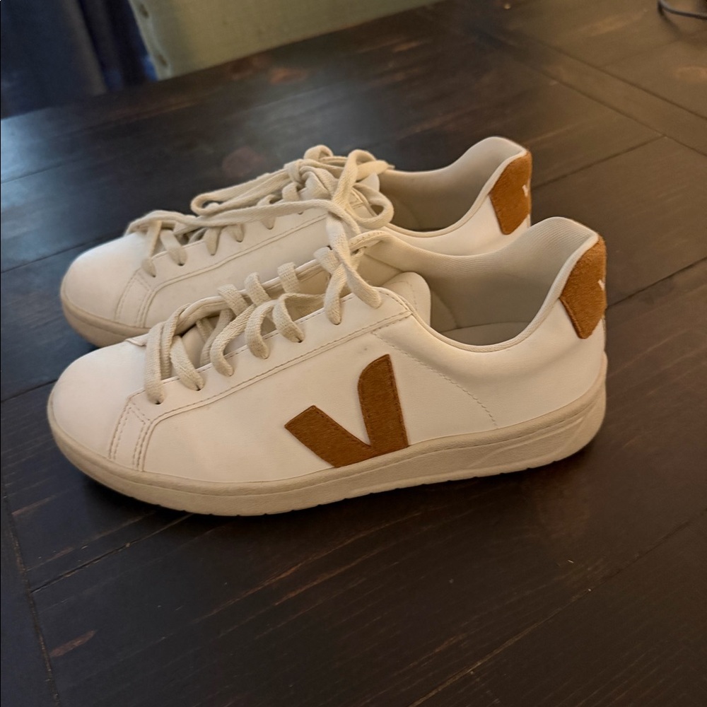 White and tan Veja tennis shoes women’s 10